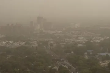 दिल्ली में वायु गुणवत्ता ‘अत्यंत खराब’, ‘गंभीर’ श्रेणी में पहुंचने की आशंका: सफर- India TV Hindi