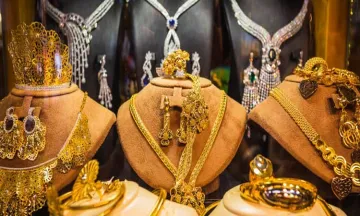 Gold gains Rs 100 on jewellers' buying- India TV Paisa
