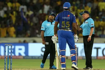 IPL 2019 Final: फाइनल मैच में वाइड गेंद को लेकर हुआ विवाद, अंपायरों ने लगाई पोलार्ड को फटकार- India TV Hindi