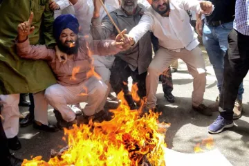 <p>BJP workers burn effigy of Pitroda for 'hua to hua'...- India TV Hindi