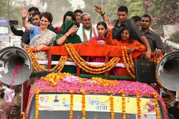 Priyanka campaigns for Maneka Gandhi's rival Sanjay Singh with roadshow in Sultanpur- India TV Hindi