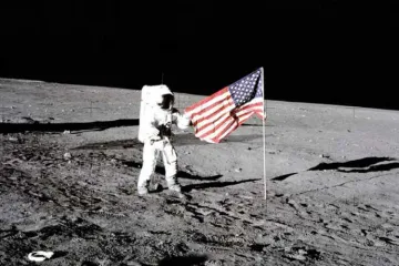 <p><br />neil armstrong</p>- India TV Hindi