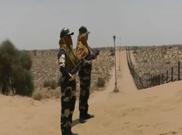 BSF personals patrolling at Indo Pak Border in Jaisalmer despite temperature rises above 50 degree - India TV Hindi