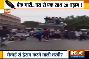 VIDEO: ब्रेक लगाते ही अचानक बस के सामने गिरे 20 से ज्यादा बच्चे- India TV Hindi