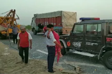 <p>Fatehabad Bus Truck Accident </p>- India TV Hindi