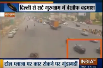 Gurugram: Kherki Daula toll plaza employee dragged on car bonnet- India TV Hindi