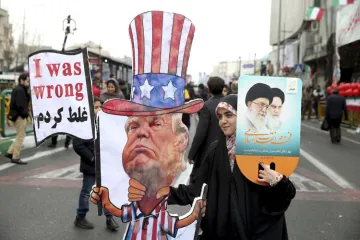 An Iranian woman holds an effigy of US president Donald Trump | AP File- India TV Hindi