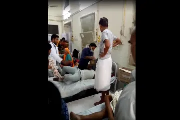 Doctor beats patient at Jaipur's SMS Hospital - India TV Hindi