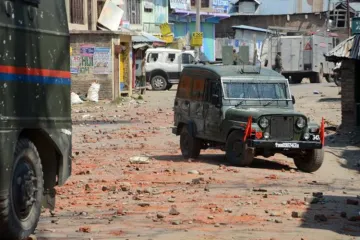 VIDEO: कश्मीर में पत्थरबाज़ों की नई करतूत, सेना की गाड़ी को बनाया निशाना- India TV Hindi