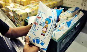 Maharashtra: consumers to pay 50 paisa as deposit on every plastic Milk bag - India TV Paisa