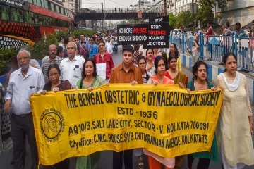 <p>Members of Joint Doctors Forum walk in solidarity during...- India TV Hindi