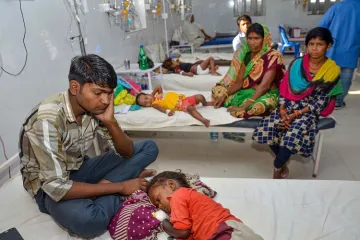 <p>Children showing symptoms of Acute Encephalitis Syndrome...- India TV Hindi