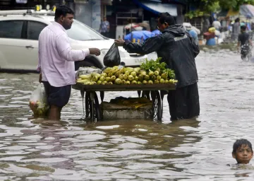 मुंबई को बारिश से कुछ राहत, धीमे-धीमे पटरी पर लौट रही है जिन्दगी- India TV Hindi