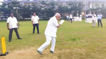 Yeddyurappa plays cricket with BJP MLAs as Congress-JDS alliance gasps for survival | Twitter- India TV Hindi