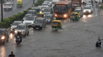 पहली बारिश में दिल्ली पानी-पानी, प्रमुख चौराहों पर यातायात प्रभावित- India TV Hindi