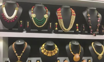 Gold glitters, jumps Rs 260 on strong global trend, jewellers' buying- India TV Paisa