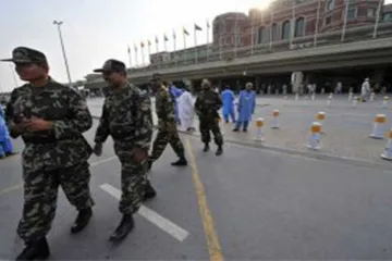 पाकिस्तान में लाहौर एयरपोर्ट पर फायरिंग में 2 की मौत, हमलावरों को हिरासत में लिया गया- India TV Hindi