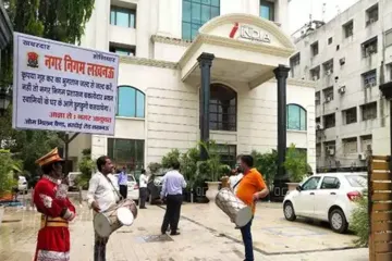 लखनऊ नगर निगम की 'गांधीगीरी', टैक्स के लिए घरों के बाहर 'बैंड बाजा'- India TV Hindi