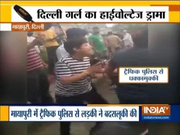 दिल्ली में लड़की का हाईवोल्टेज ड्रामा, पुलिसवालों से बदसलूकी का वीडियो आया सामने- India TV Hindi