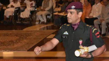 धोनी के सेना के साथ समय बिताने के फैसले की कपिल देव और गौतम गंभीर ने की तारीफ- India TV Hindi