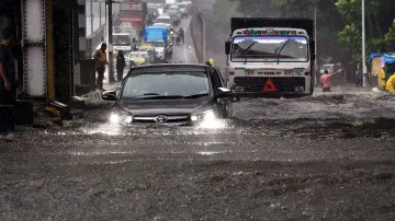 आसमान से फिर बरसी आफत, 'डूब' गई मायानगरी; 24-25 को भारी बारिश की चेतावनी- India TV Hindi