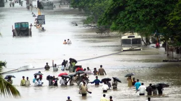 मुंबई में अगले 24 घंटे भारी बारिश की चेतावनी, सताने लगी 26 जुलाई 2005 के प्रकोप की याद- India TV Hindi