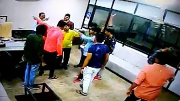 अहमदाबाद में कॉलेज में घुसकर पूर्व छात्र की गुंडागर्दी, शराब पीकर की प्रिंसिपल के केबिन में तोड़फोड़- India TV Hindi