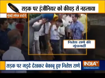VIDEO: कांग्रेस विधायक नितेश राणे की गुंडागर्दी, इंजीनियर को कीचड़ से नहलाया- India TV Hindi