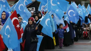 कथित ईस्ट तुर्किस्तान का झंडा लेकर तुर्की के इस्तांबुल में प्रदर्शन करते उइगर मुसलमान| AP File- India TV Hindi