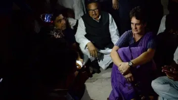 सोनभद्र जाने पर अड़ी प्रियंका गांधी, पूरी रात रहीं चुनार गेस्ट हाउस में- India TV Hindi