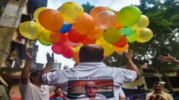 <p>Supporters of Kulbhushan Jadhav celebrate on ICJ's...- India TV Hindi
