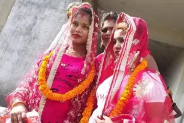 वाराणसी में मौसेरी बहनों ने आपस में रचाई शादी, धार्मिक नगरी में हर कोई रह गया हैरान- India TV Hindi