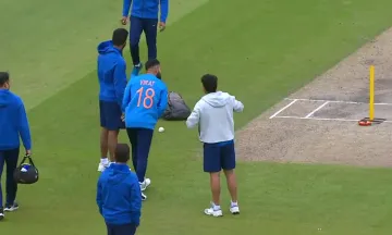 Video: विराट कोहली ने की बुमराह की गेंदबाजी की नकल, हंसते नजर आए साथी खिलाड़ी- India TV Hindi