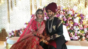 हसन अली अपनी पत्नी के साथ- India TV Hindi