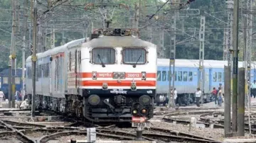 Chasing thief, mother and daughter mowed down by train in Mathura of Uttar Pradesh | PTI Representat- India TV Hindi