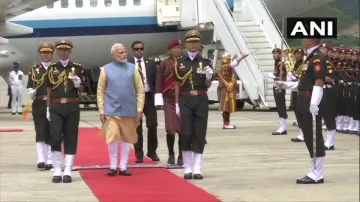 पीएम मोदी दो दिवसीय यात्रा पर भूटान पहुंचे, हवाई अड्डे पर हुआ जोरदार स्वागत- India TV Hindi