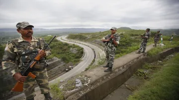 <p>CRPF personnel stand guard on Jammu-Srinagar national...- India TV Hindi