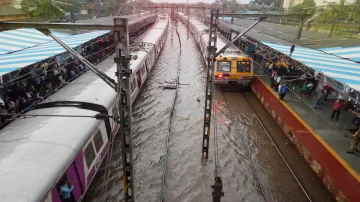 A view of waterlogged railway tracks following heavy monsoon rain in Thane.- India TV Hindi