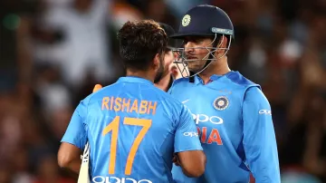 दक्षिण अफ्रीका के खिलाफ टी20 सीरीज के लिये धोनी के चुने जाने की उम्मीद नहीं, पंत और सैमसन पर निगाहें- India TV Hindi