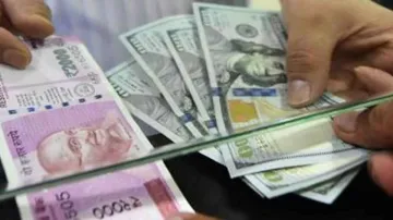 Rupee tanks 98 paise to 70.58 against USD in early trade- India TV Paisa