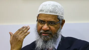 विवादित मुस्लिम धर्मगुरू जाकिर नाईक की बढ़ी मुश्किलें, मलेशियाई प्रशासन कर सकता है पूछताछ- India TV Hindi