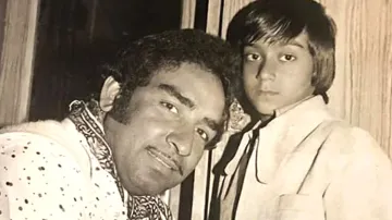 पिता वीरू देवगन के साथ अजय देवगन- India TV Hindi