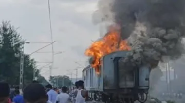Fire in power car of Brahmaputra Mail in Bihar- India TV Hindi
