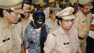 स्‍वामी चिन्‍मयानंद पर रेप का आरोप लगाने वाली छात्रा गिरफ्तार, रंगदारी मांगने का आरोप- India TV Hindi