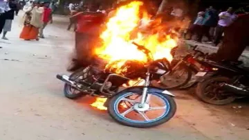 यातायात पुलिस ने काटा चलान तो युवक ने गुस्से में अपनी बाइक में लगा दी आग- India TV Hindi