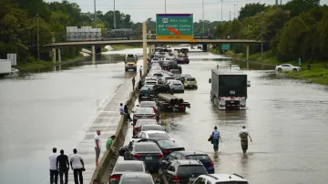 Heavy rains create chaos in Houston ahead of Howdy Modi mega event | AP- India TV Hindi