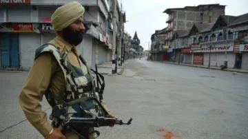 किश्तवाड़ में आतंकवादियों ने पीडीपी नेता के पीएसओ से राइफल छीनी, शहर में कर्फ्यू- India TV Hindi