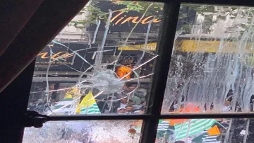 लंदन में भारतीय दूतावास के बाहर पाकिस्तानियों का हिंसक प्रदर्शन, फेंके अंडे और पत्थर - India TV Hindi
