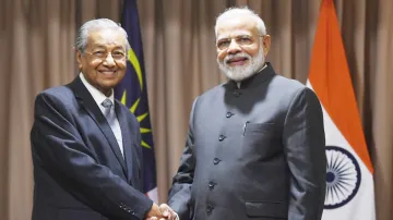 PM Narendra Modi meets Malaysian PM Mahathir in Russia- India TV Hindi