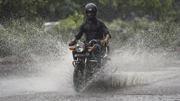 Slight dip in mercury in Delhi after Saturday rains- India TV Hindi